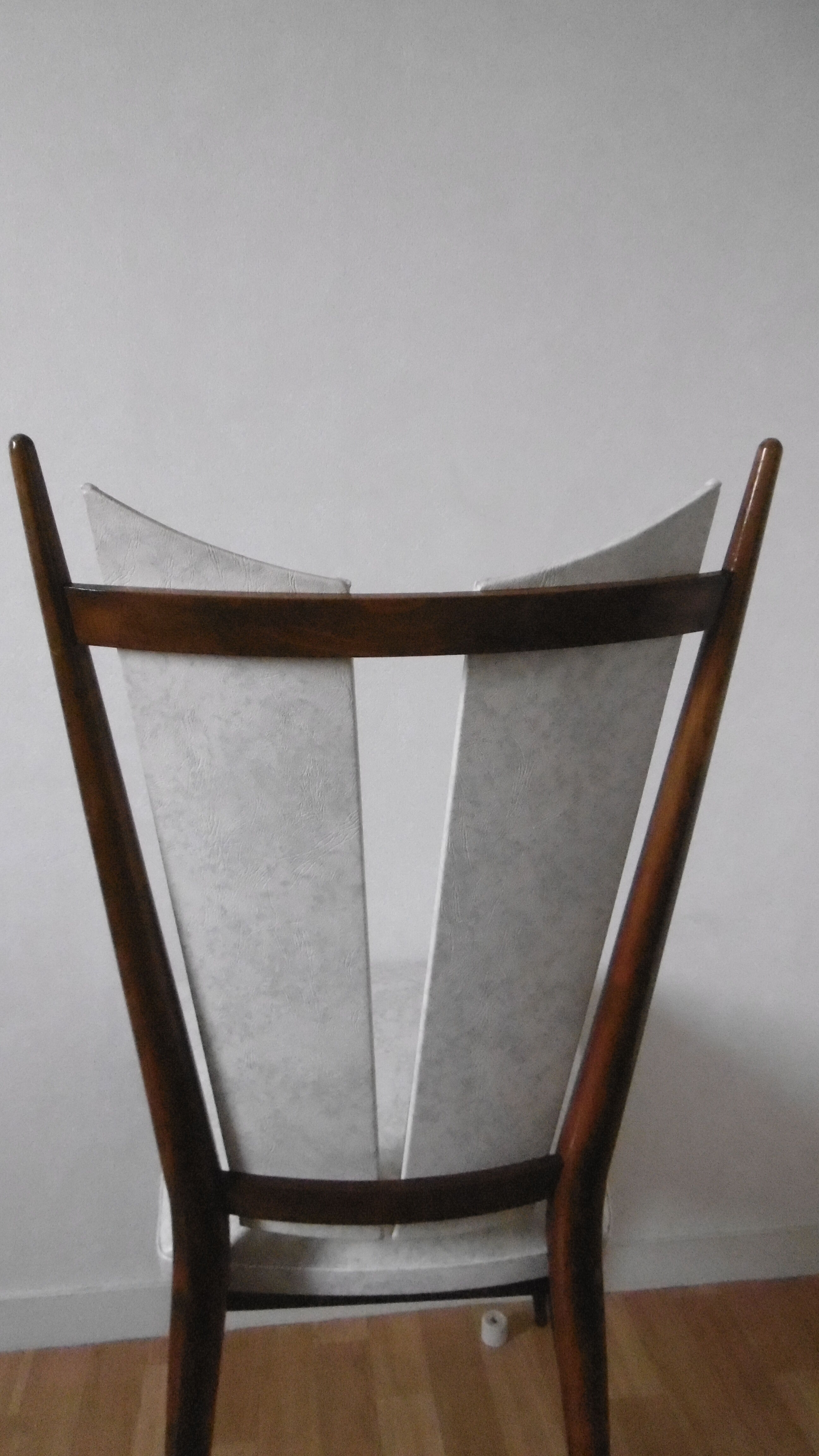 Chair in white leatherette of 60-70 years