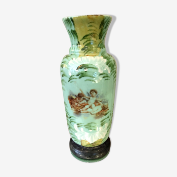 Vase en opaline verte à decor d'angelots motifs peints et emailles