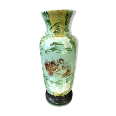 Vase en opaline verte à decor d'angelots motifs peints et emailles