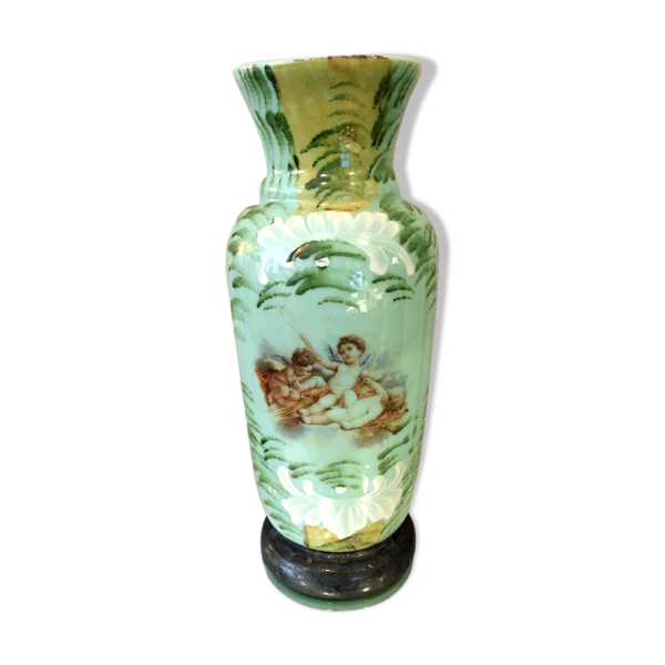 Vase en opaline verte à decor d'angelots motifs peints et emailles