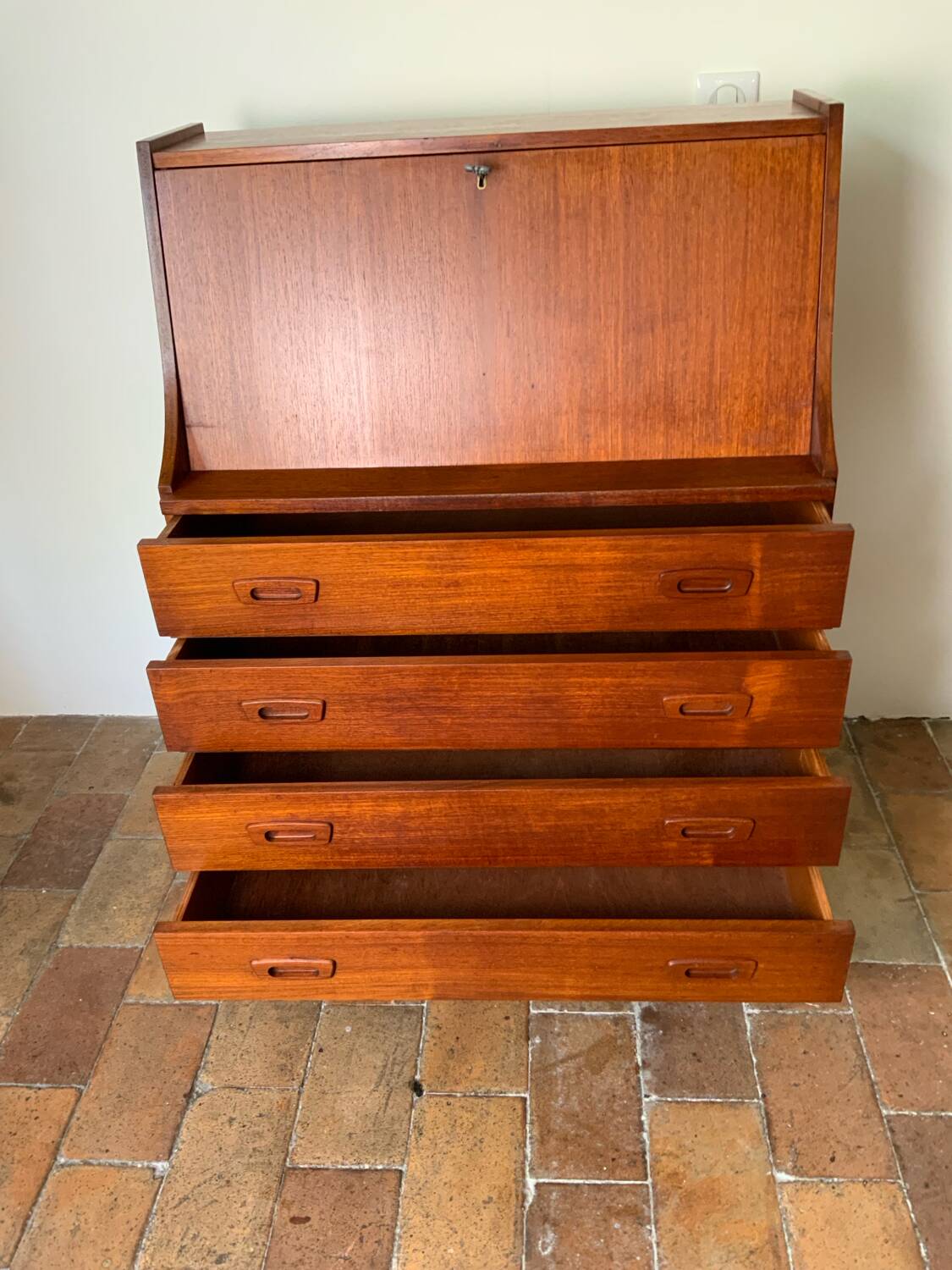 Scandinavian secretary