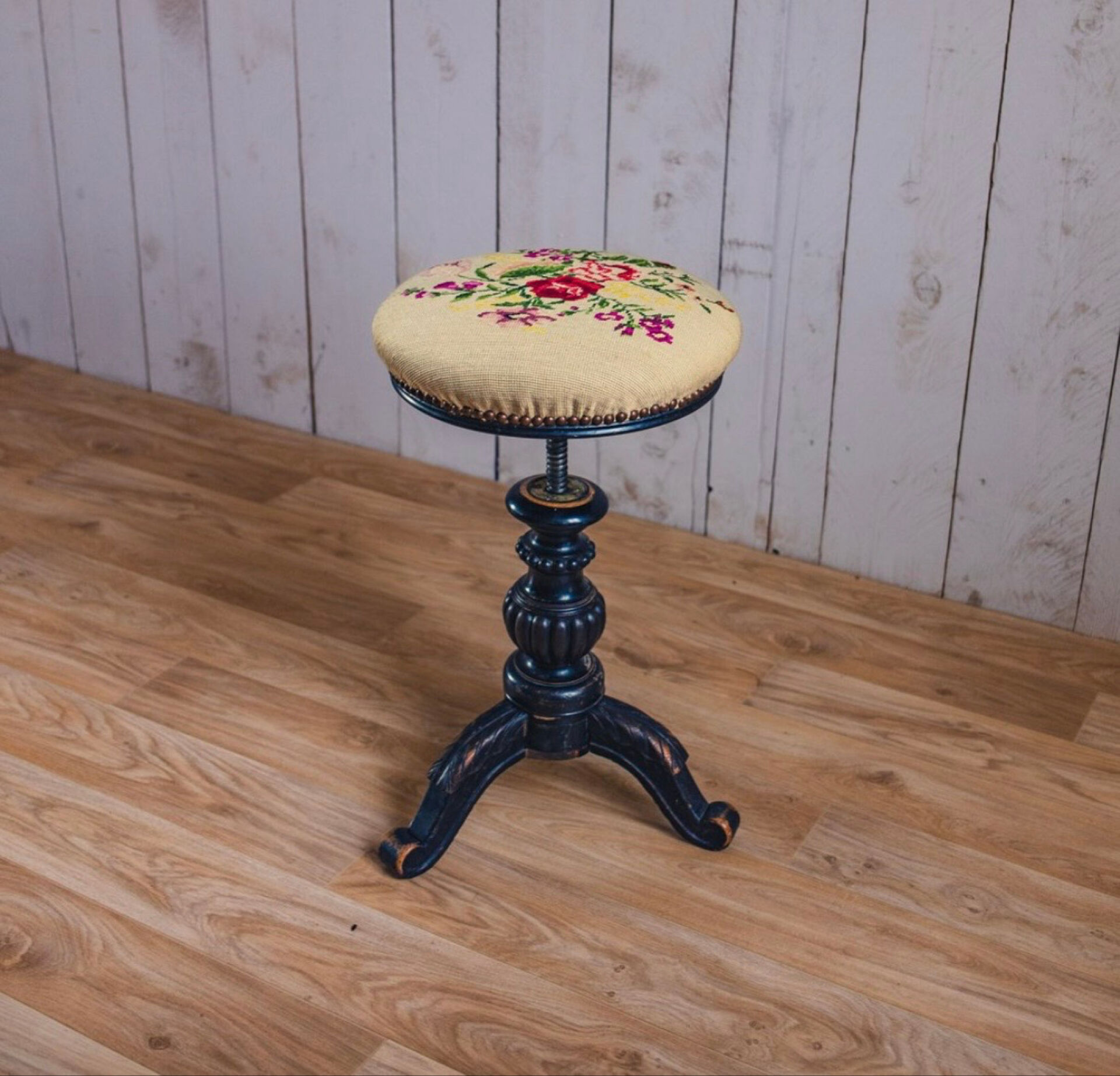 Tabouret de piano en bois noirci