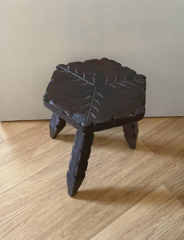 Tabouret tripode bois art brute