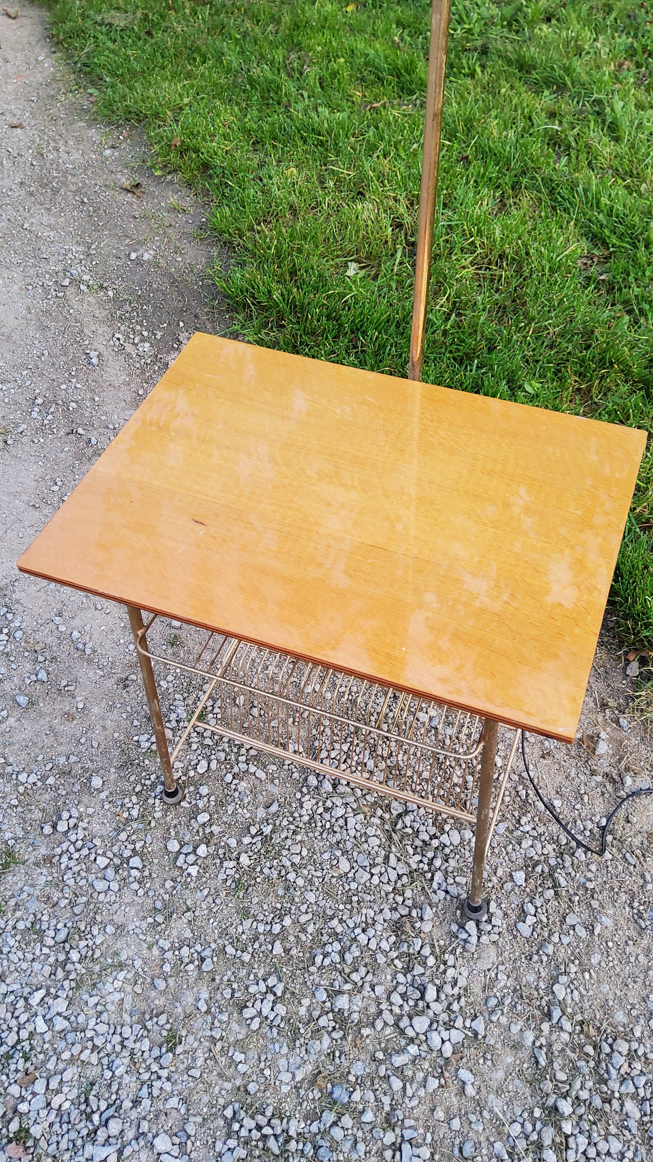 Floor lamp of the 50s in gold metal and tablet