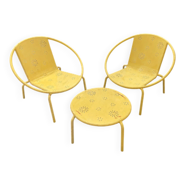 Vintage metal garden furniture for children from the 1960s.
