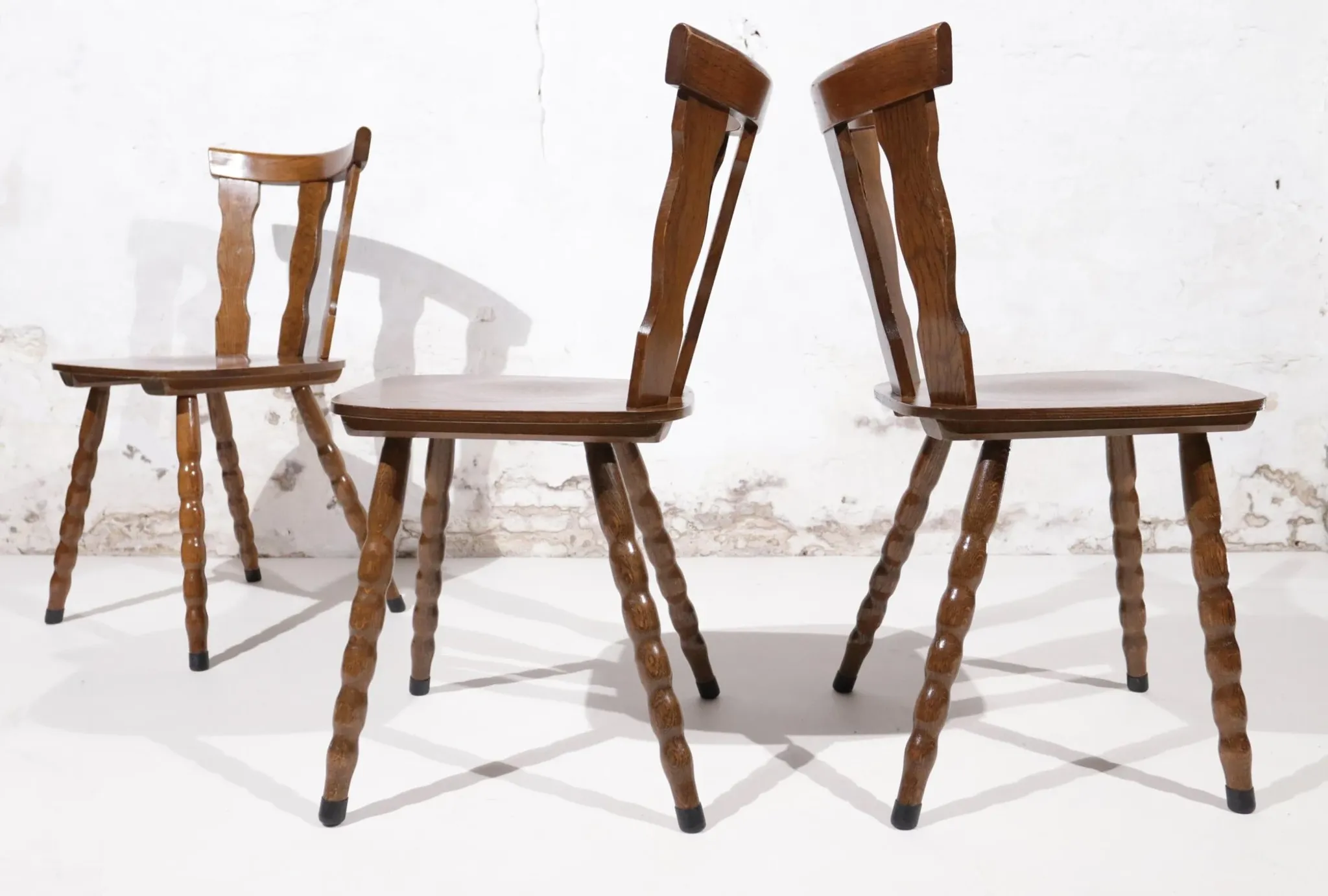 Set of 3 brutalist chairs with arched cut-outs and turned legs