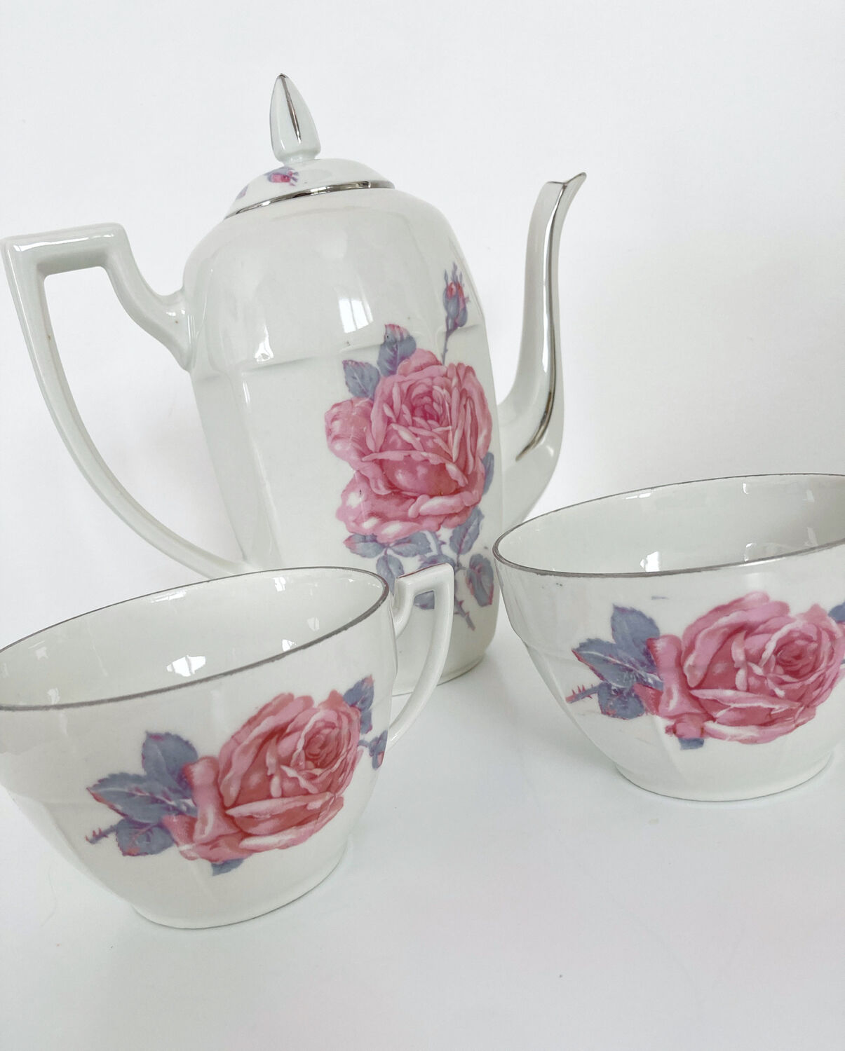 Teapot and porcelain cups set