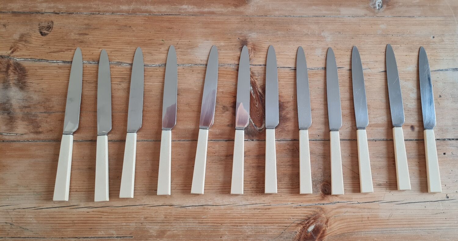 Set de 12 couteaux en bakélite et inox