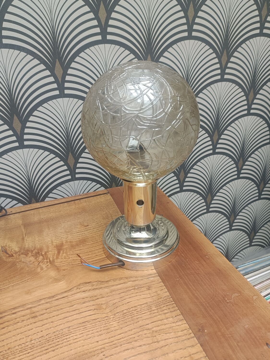 Applique avec globe en verre moulé ambré