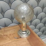 Applique avec globe en verre moulé ambré