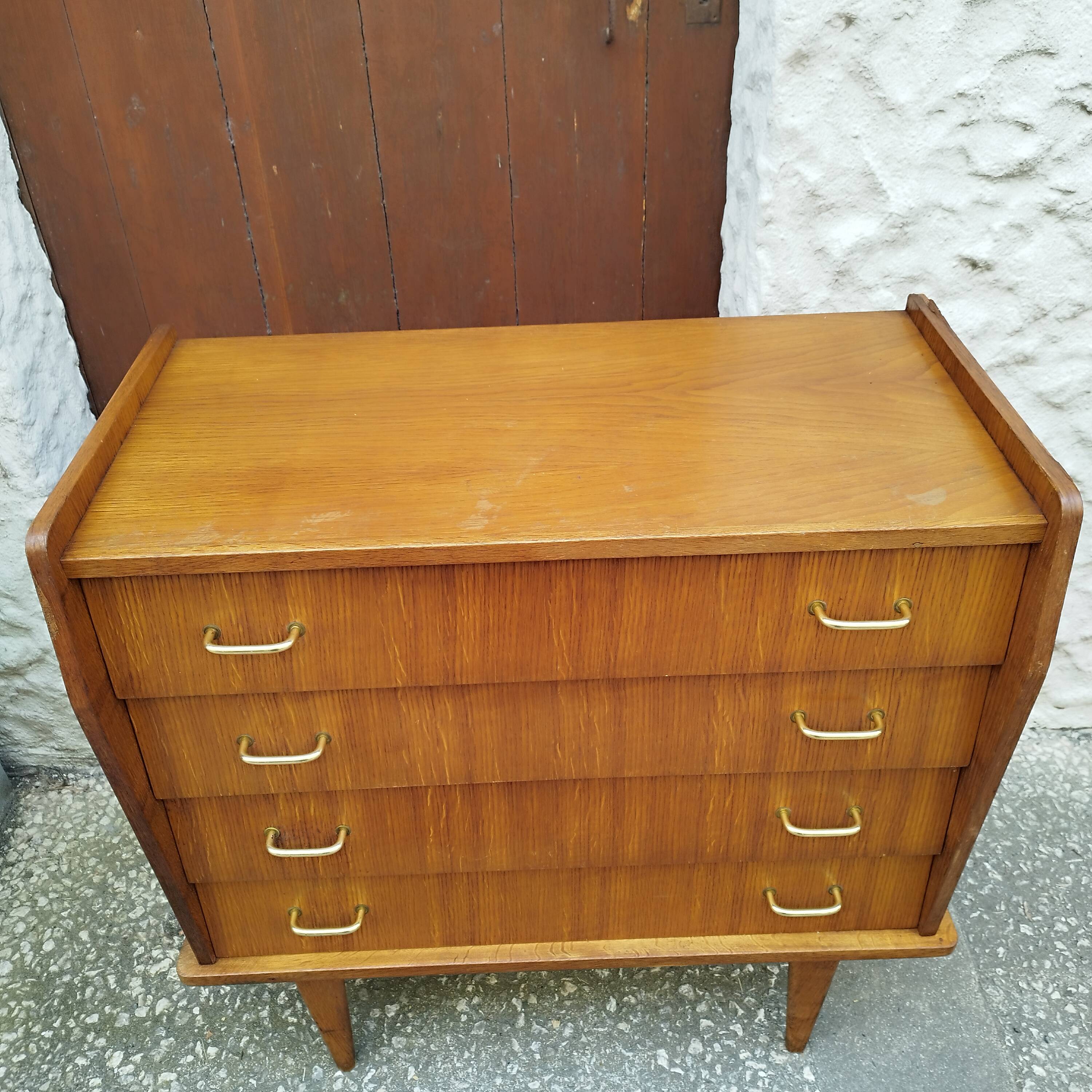 Commode voltage