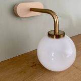 Applique globe vintage en opaline blanche
