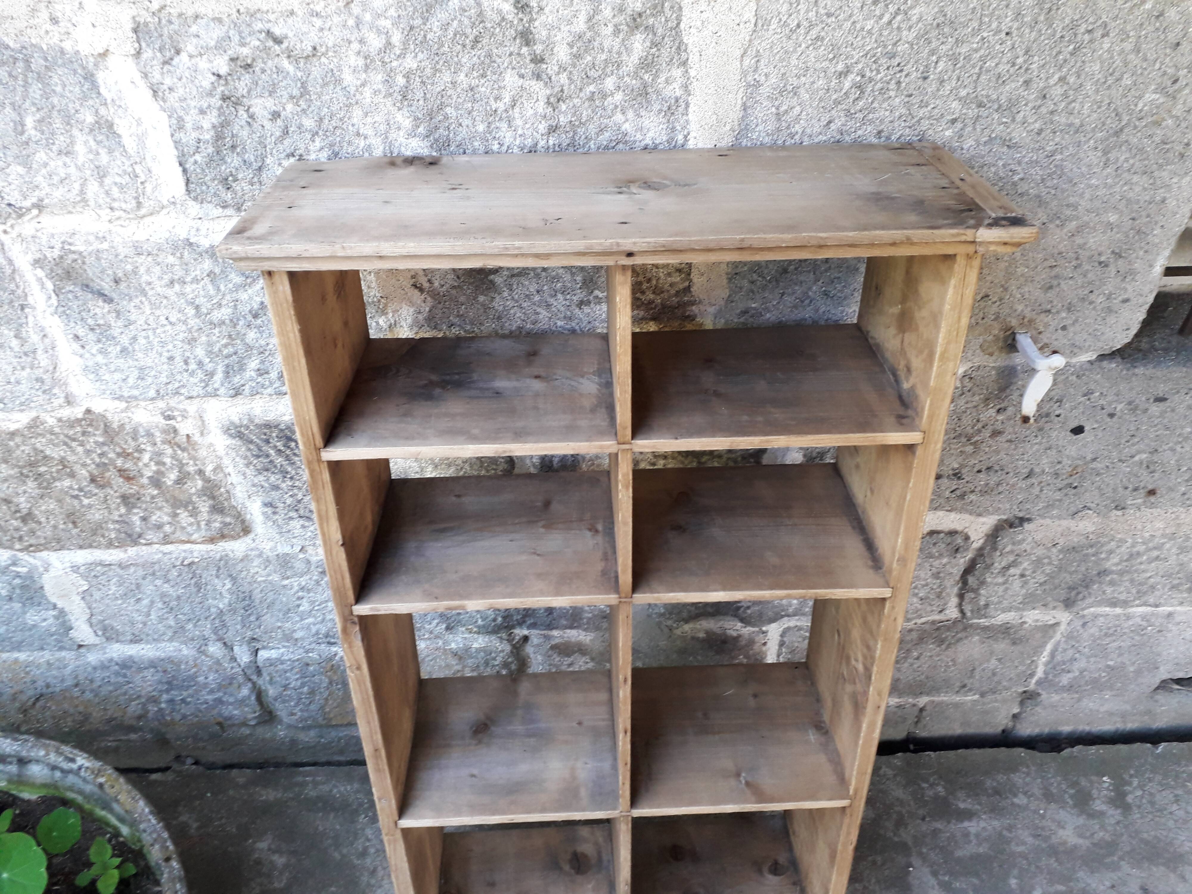 Étagère murale en sapin