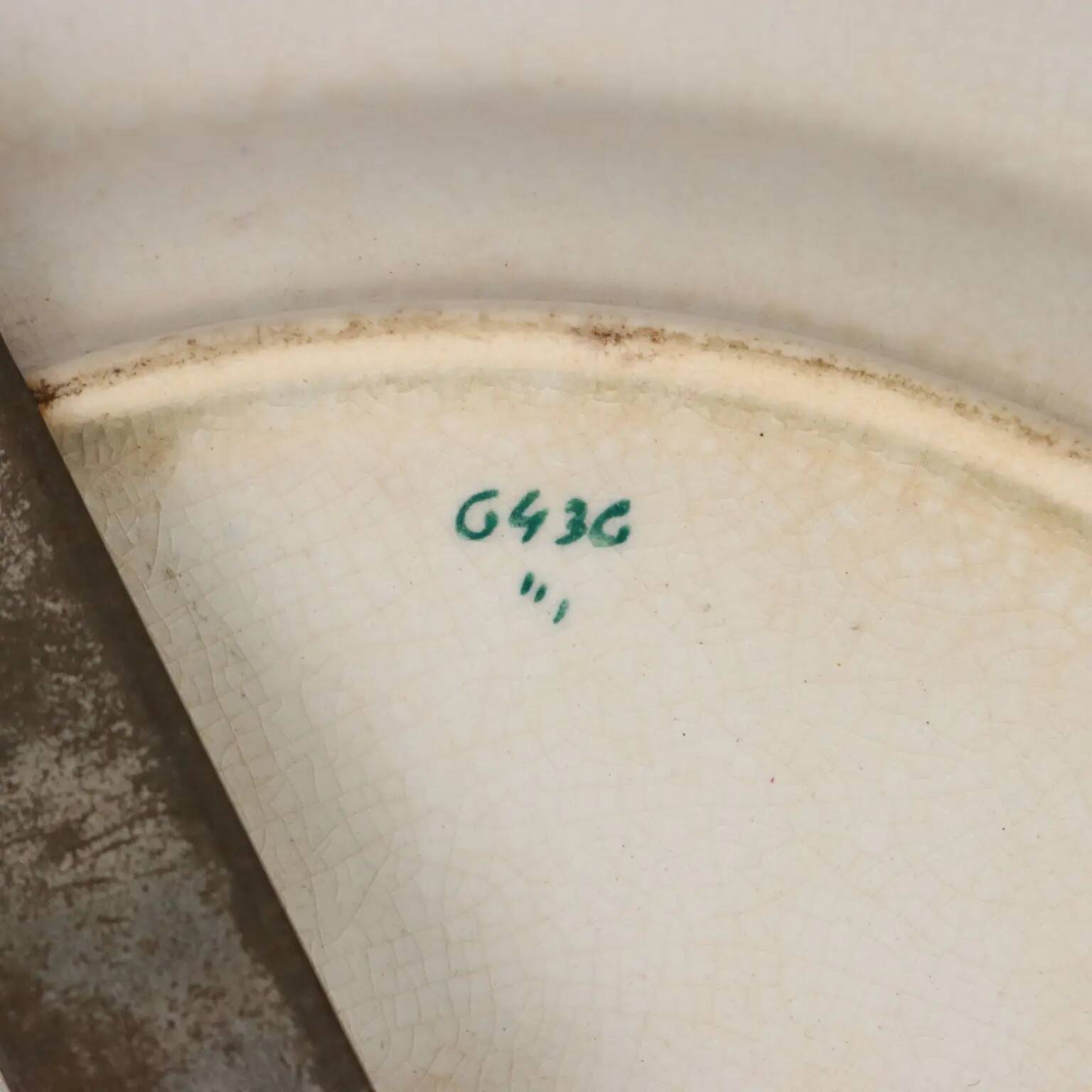 Antique earthenware plates with floral decoration from the 19th century.