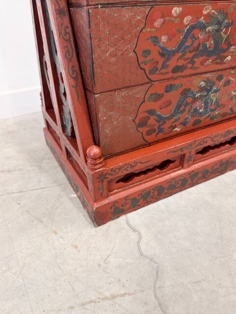 Chinese wedding chest, lacquered wood, hand-painted decoration