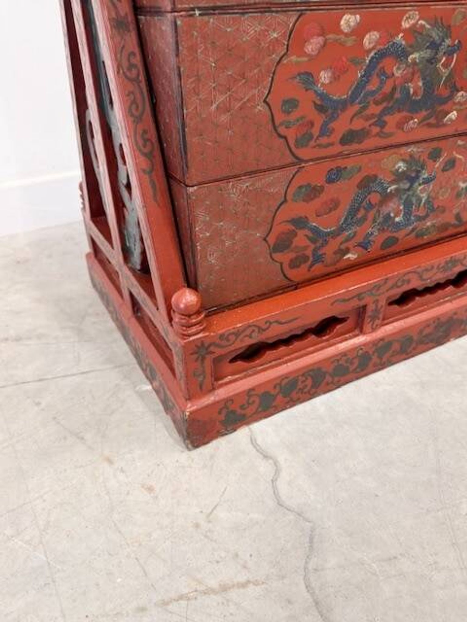Coffre de mariage chinois, bois laqué, décor peint à la main