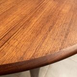Round dining table with Scandinavian and Danish design in extendable teak from the 60s