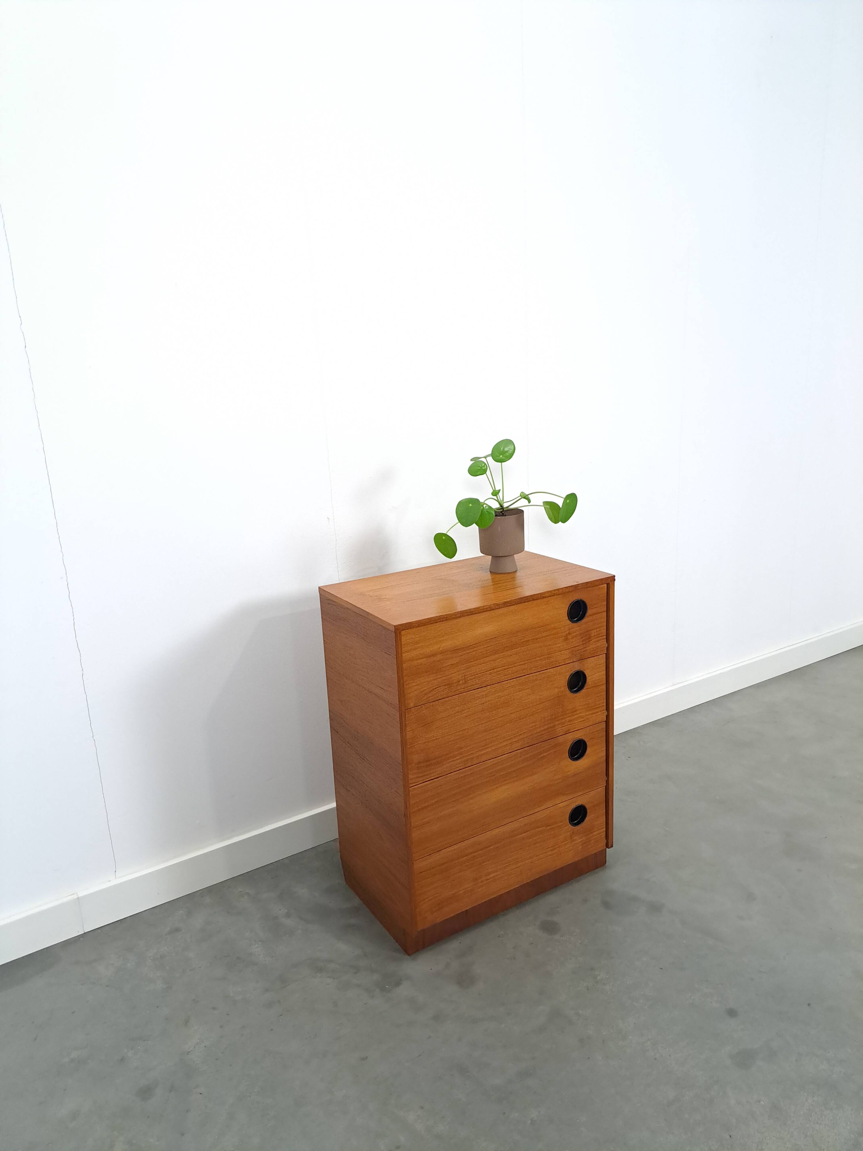 Schoenenkast met zwarte ronde grepen, nr. 1