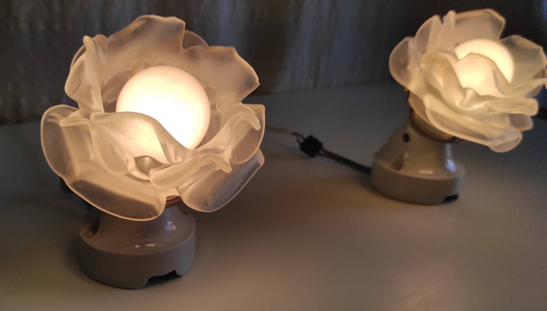 Art Deco style wall lights in porcelain and floral glass paste - 30s