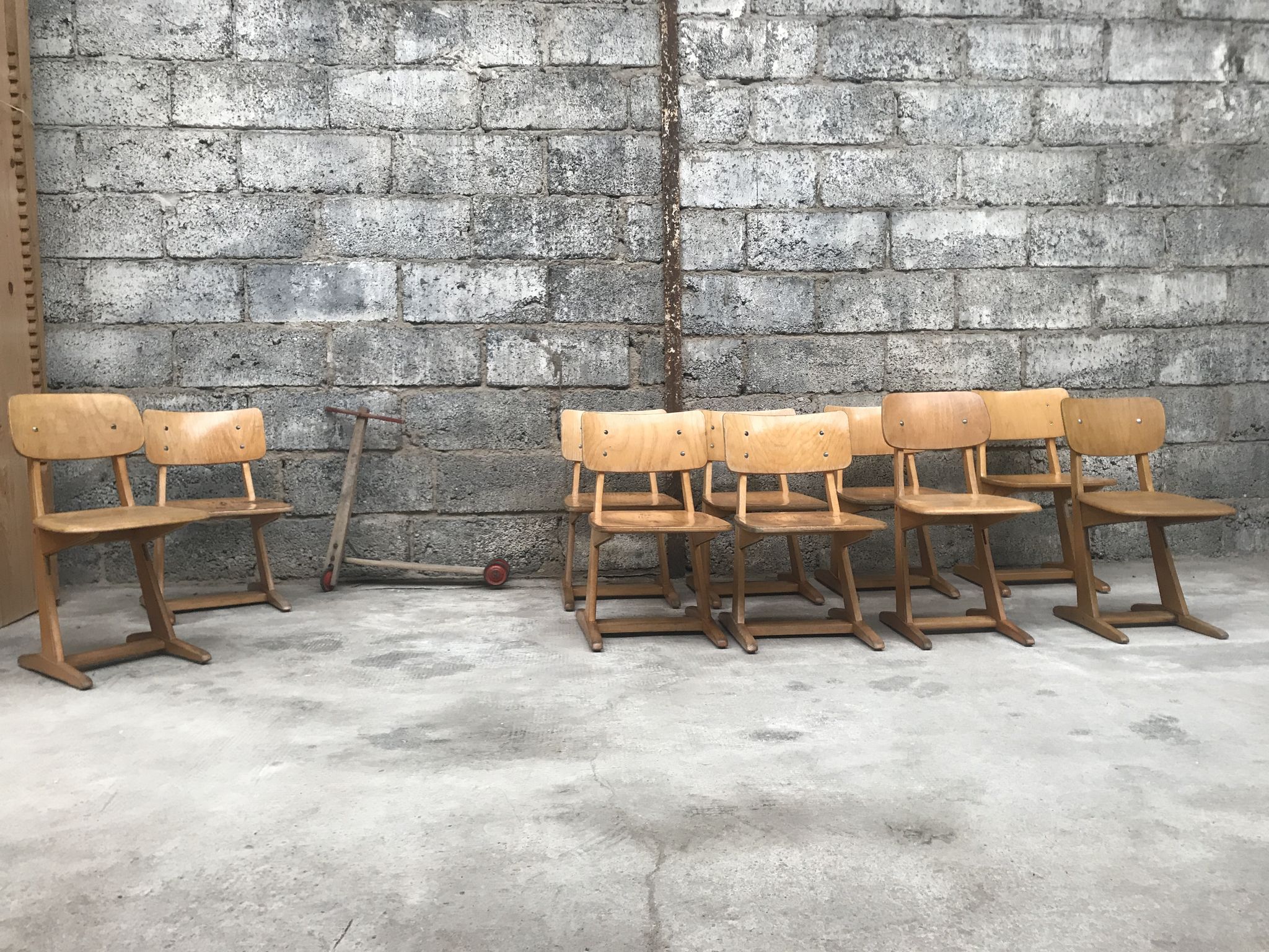 Series of 10 casala children's chairs in vintage light wood