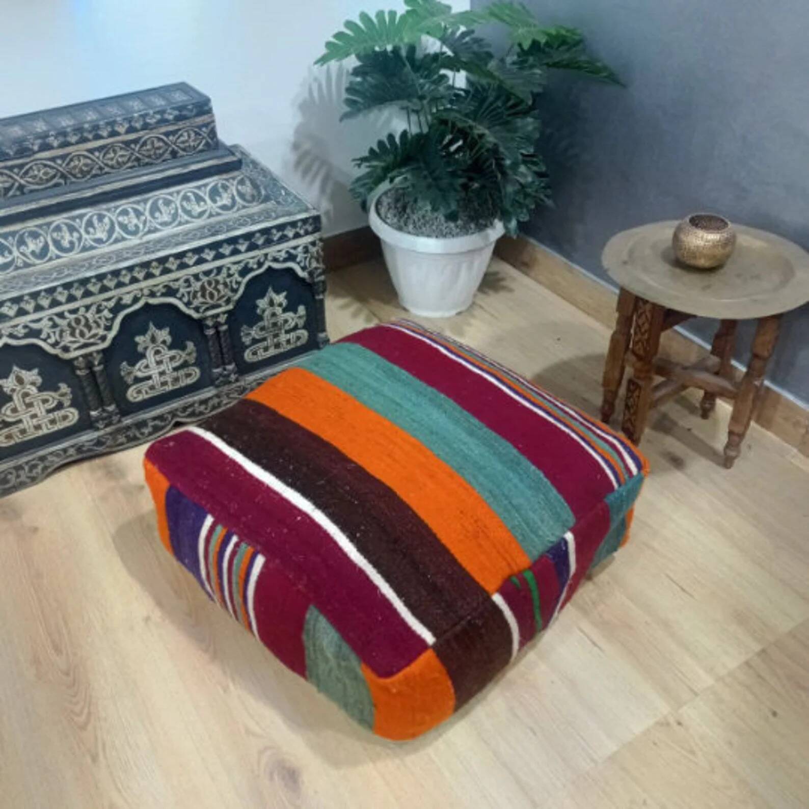 Handmade Berber pouf in wool 60 X 60 X 20 CM
