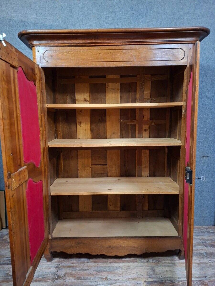 Louis XV wardrobe in solid walnut, 18th century.
