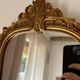 Miroir décoratif avec moulures et fronton.