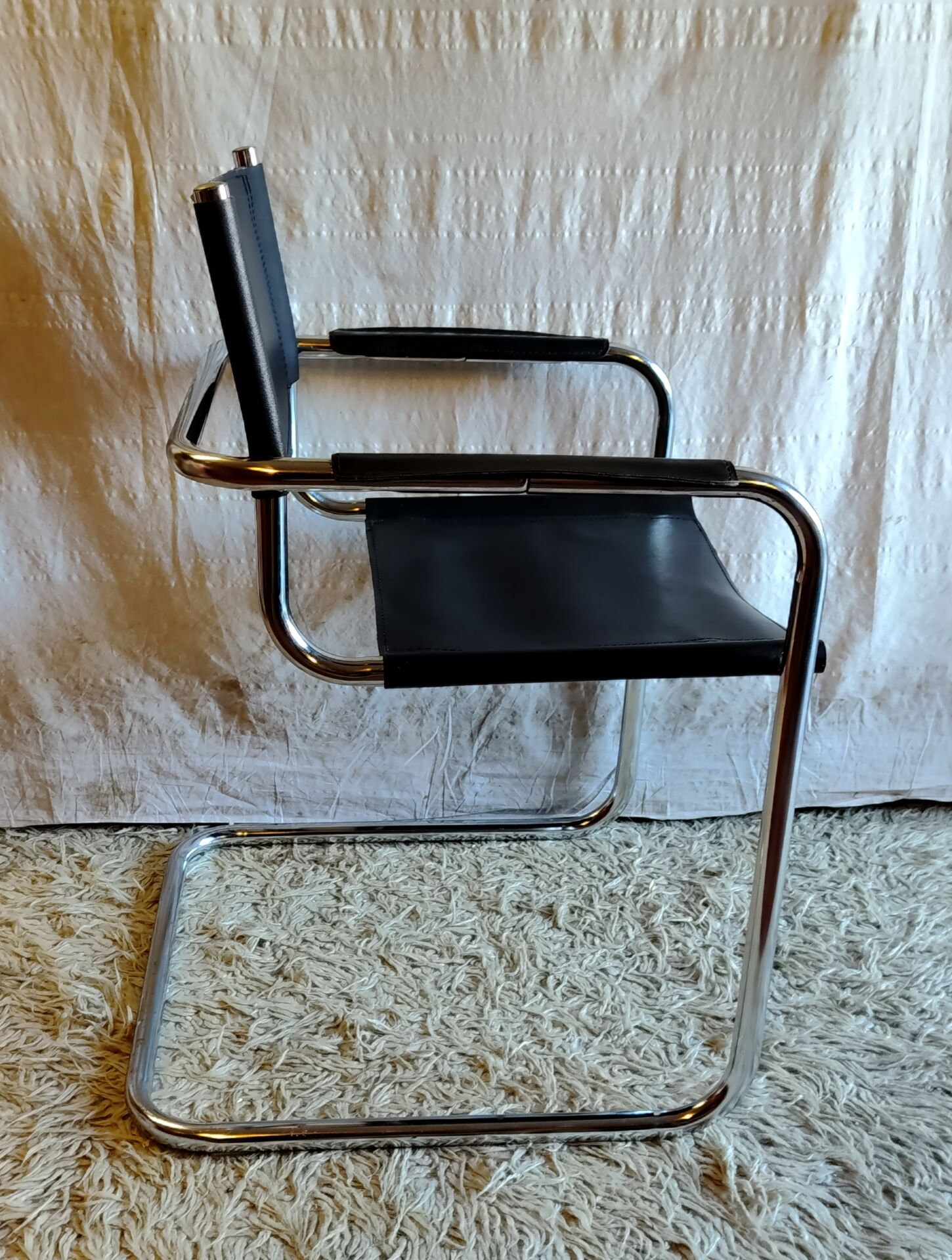 Bauhaus chair in chrome metal and leather - mid 20th century.