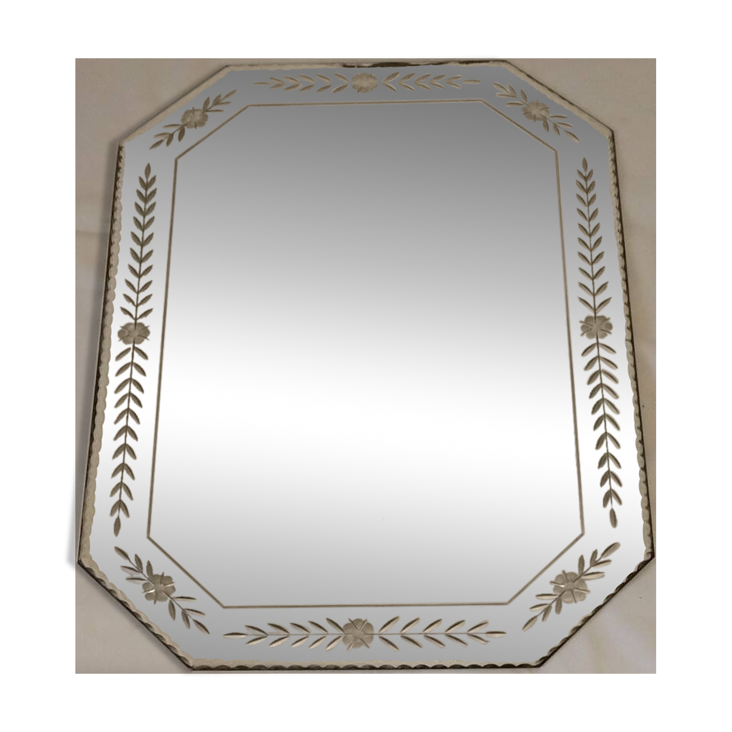 Miroir octogonal gravé et ciselé