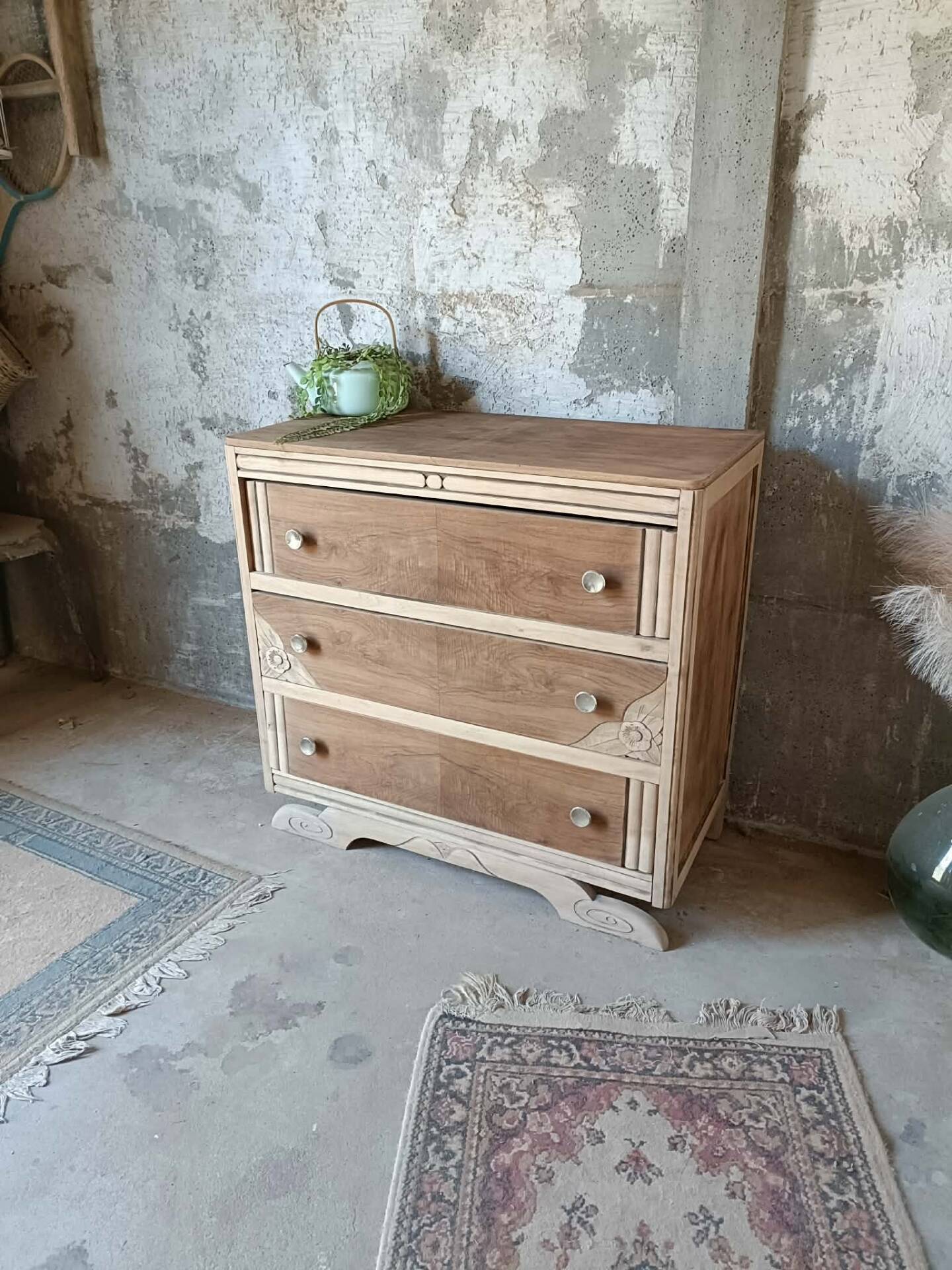 Wooden chest of drawers
