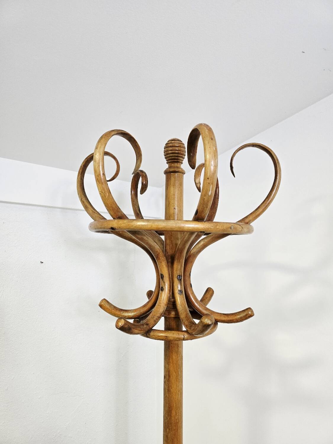 Porte-manteau et porte-chapeau en bois courbé