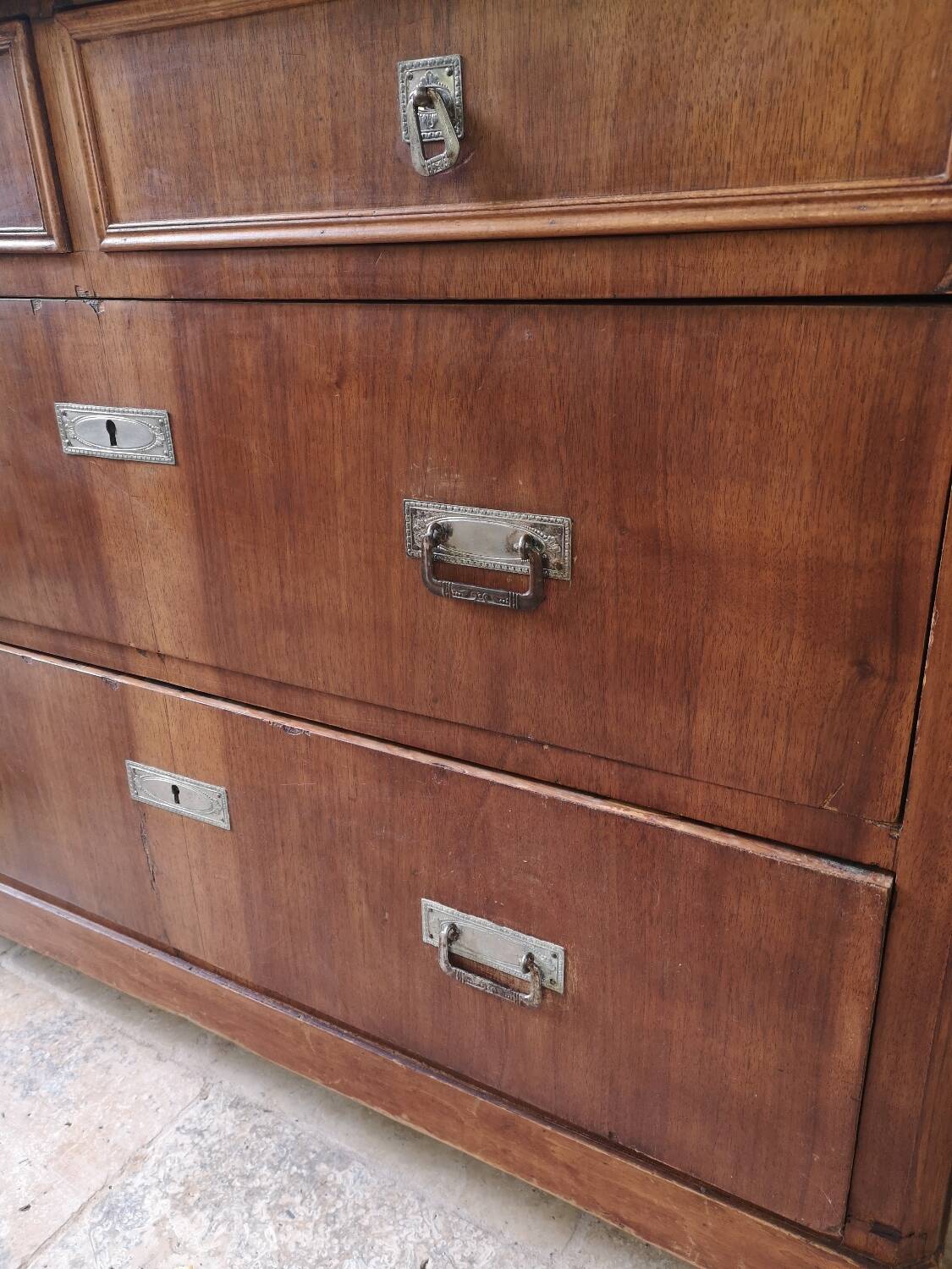 Antique chest of drawers in wood and veneer
