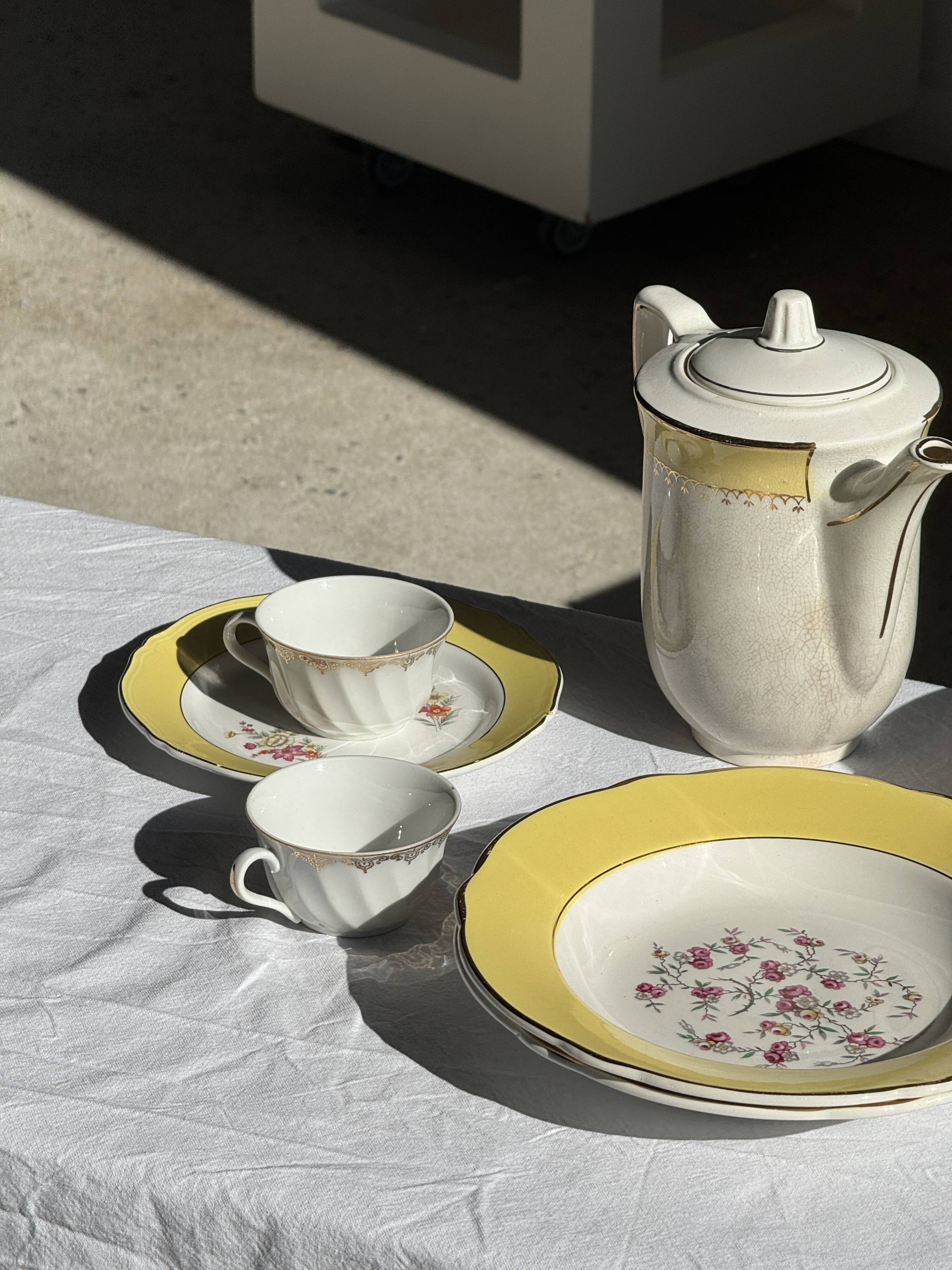 Lot de 19 grandes assiettes plates vintage jaunes fleurs roses liseré doré