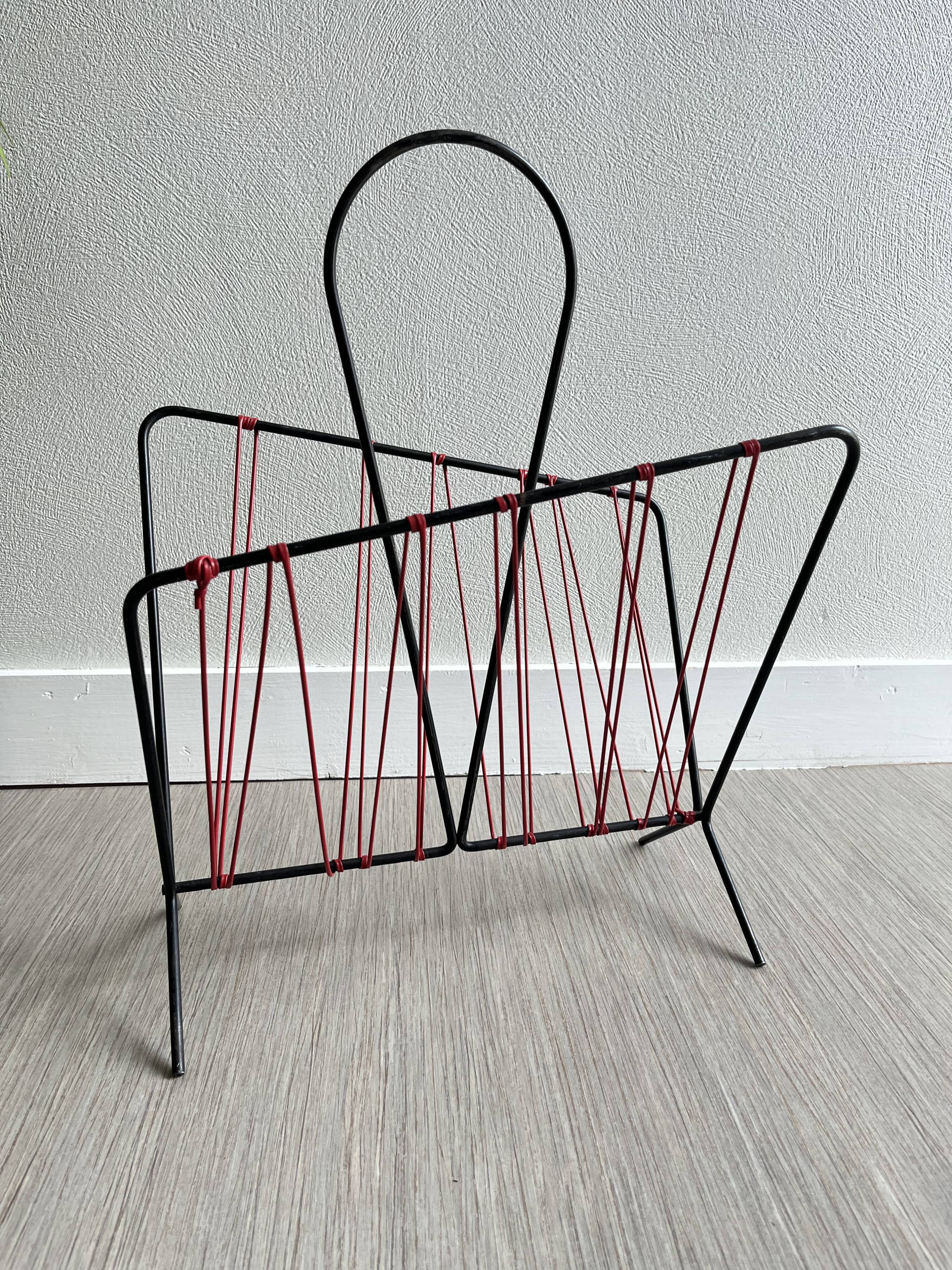 Vintage scoubidou magazine holder