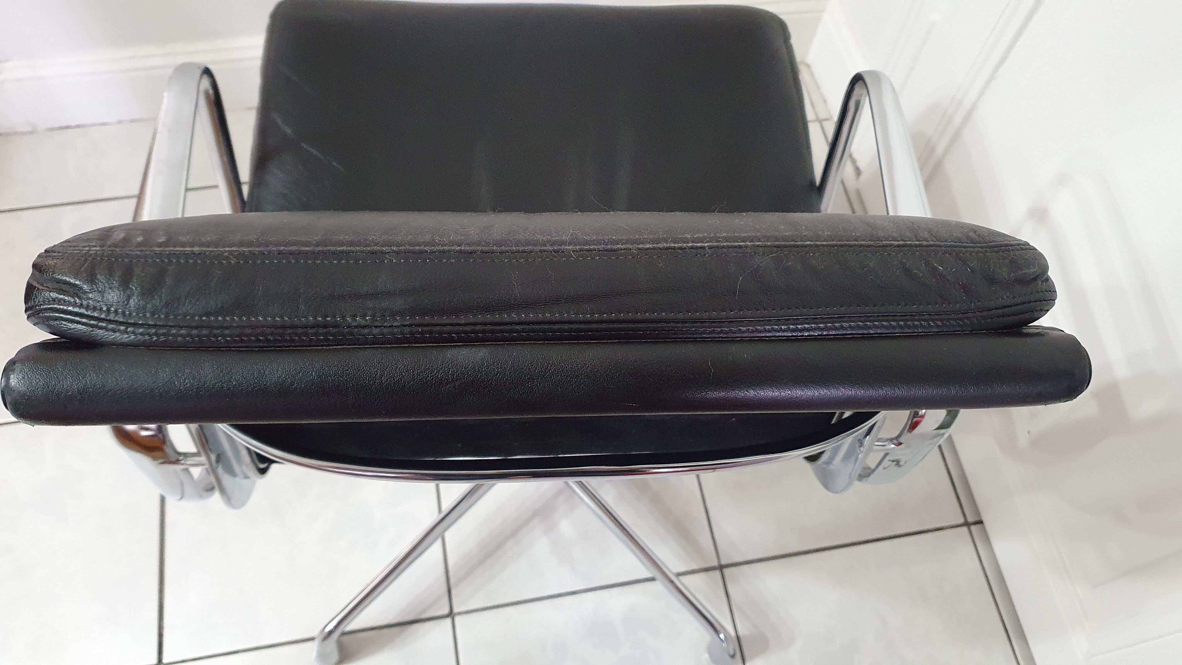 Fauteuil EA208 soft pad Charles et Ray Eames édition Herman Miller