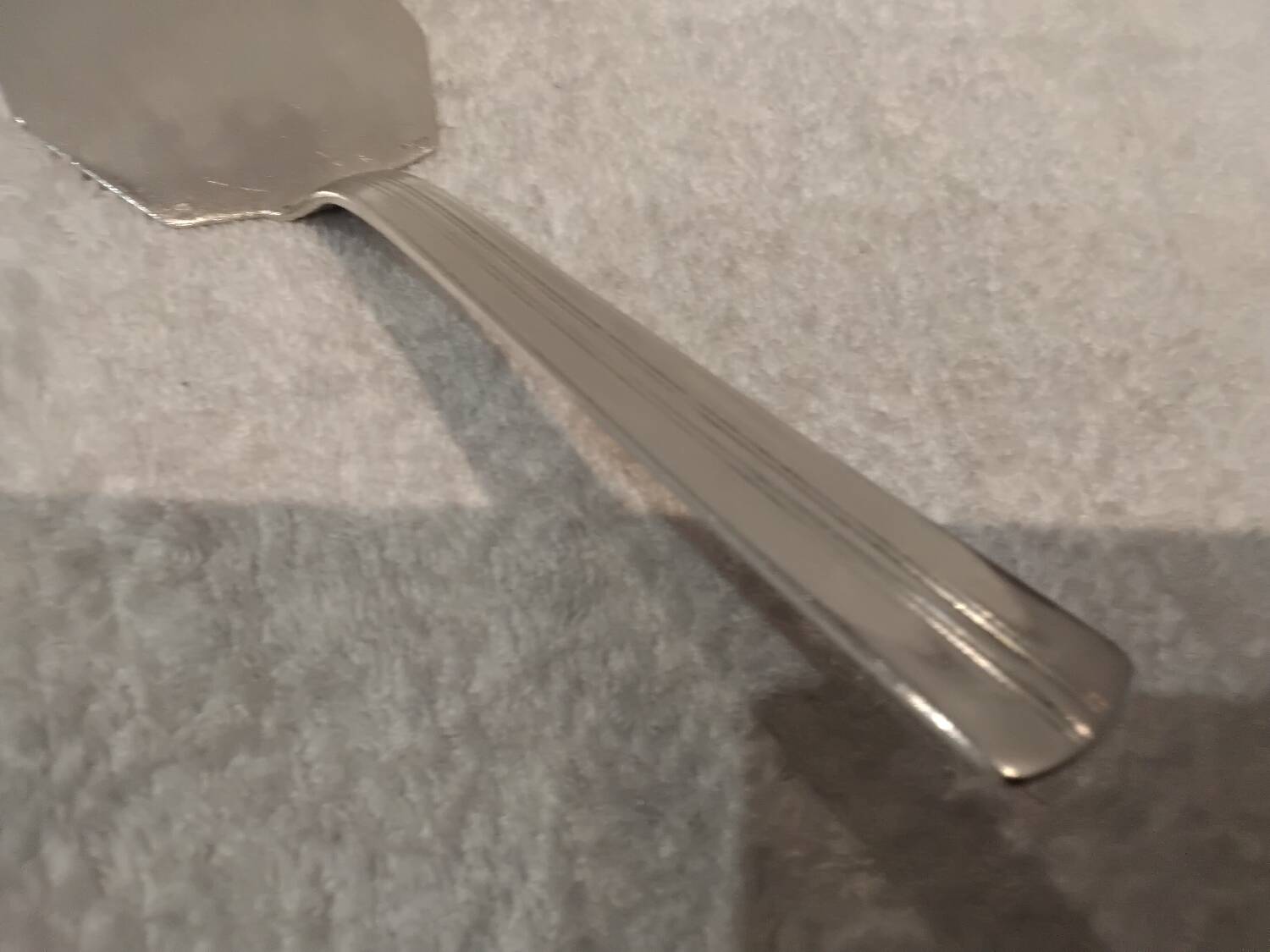 Silver-plated metal pie server by Ercuis silversmith, Chantilly pattern, 27.4cm