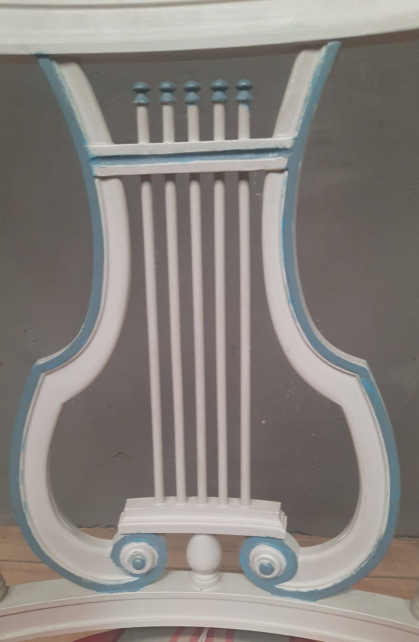 Chaise style Louis XVI laquée dossier lyre