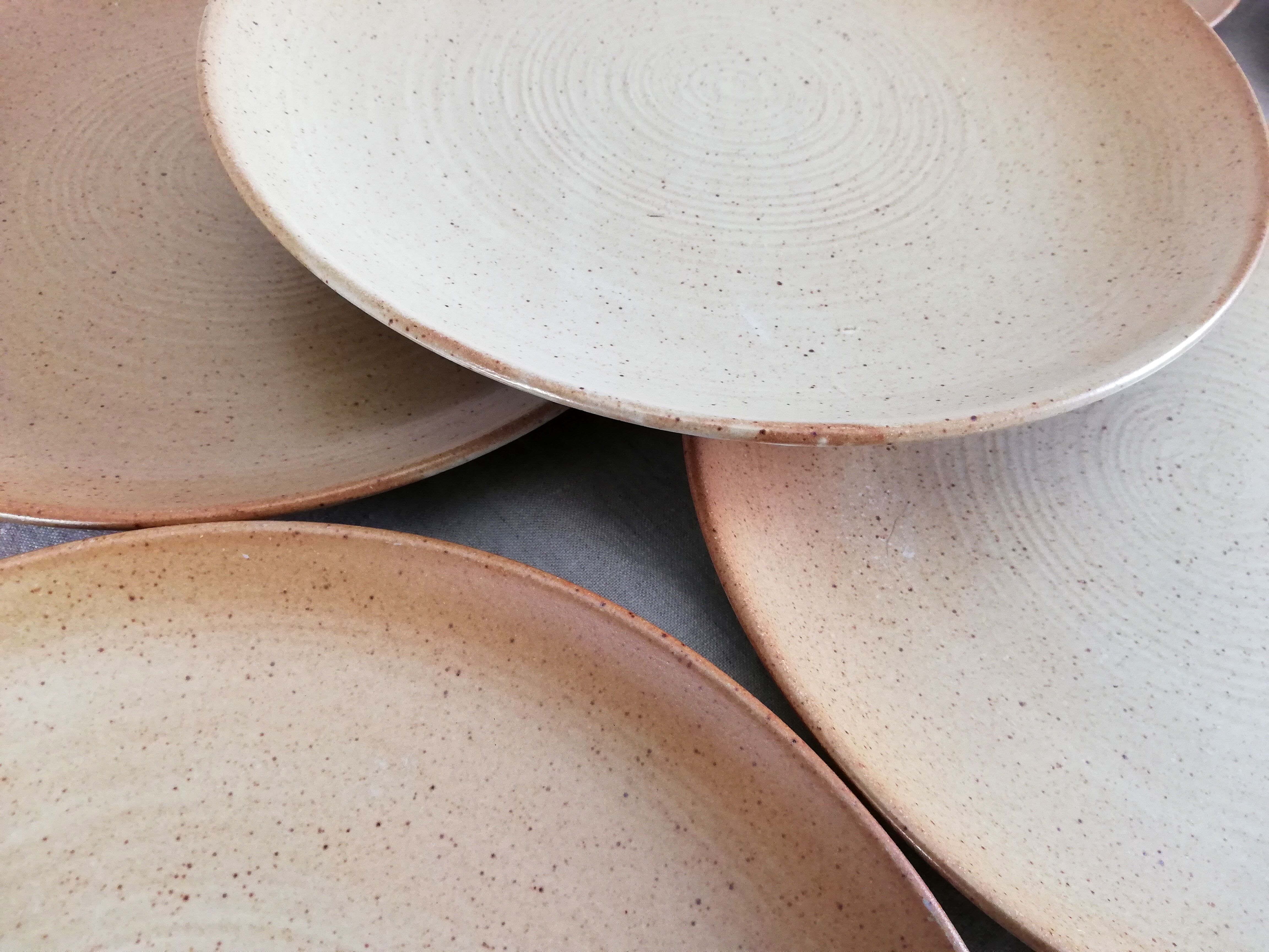 Service 15 flat plates Grès Village CNP France