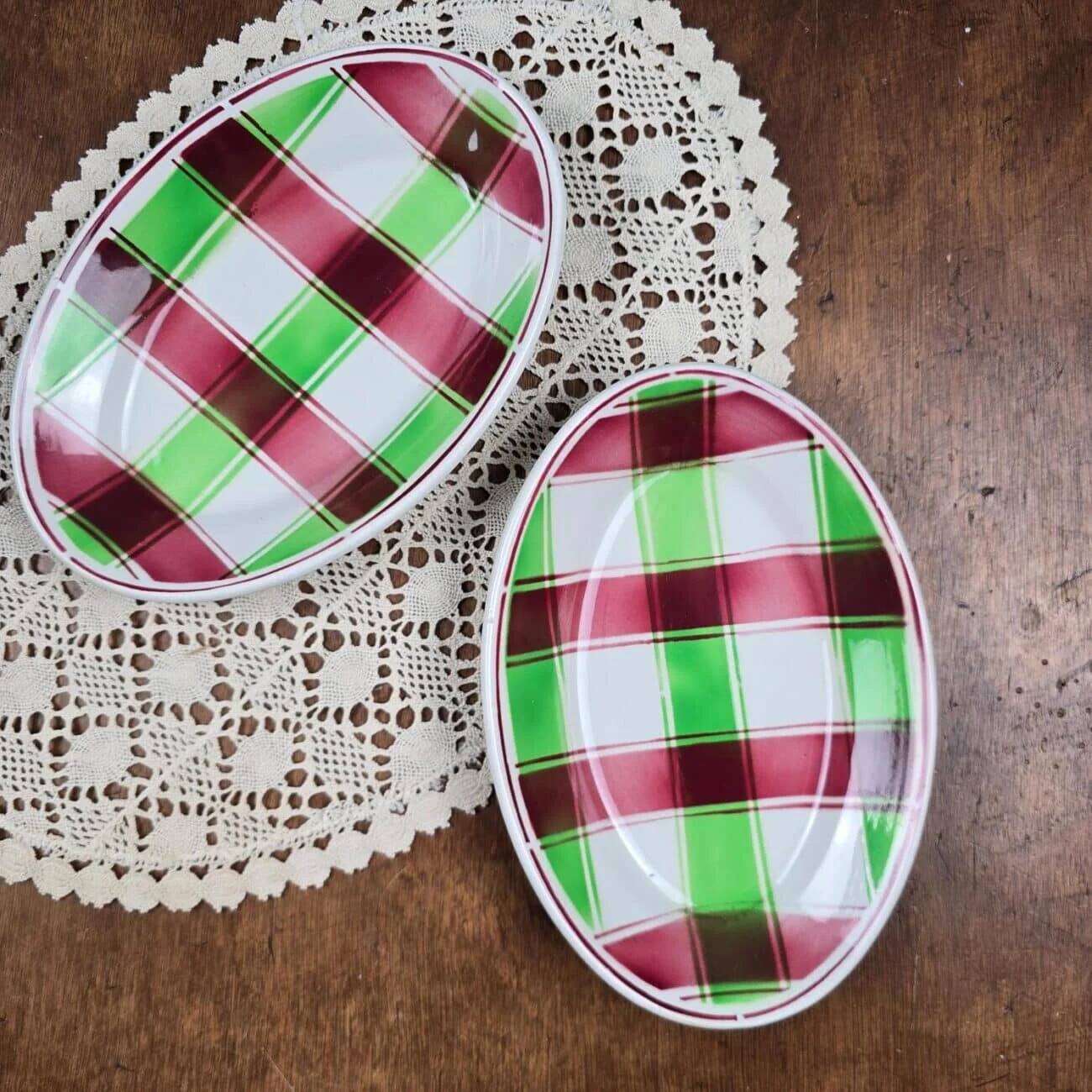 Set of 2 Sarreguemines and Digoin dishes in the Sousse model, Scottish pattern.
