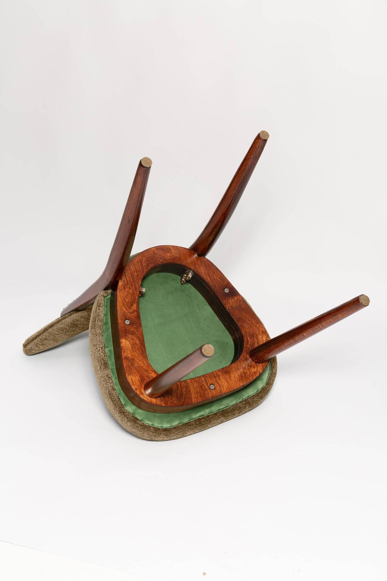 Fauteuil vintage olive vert cœur en velours, Europe, 1960s