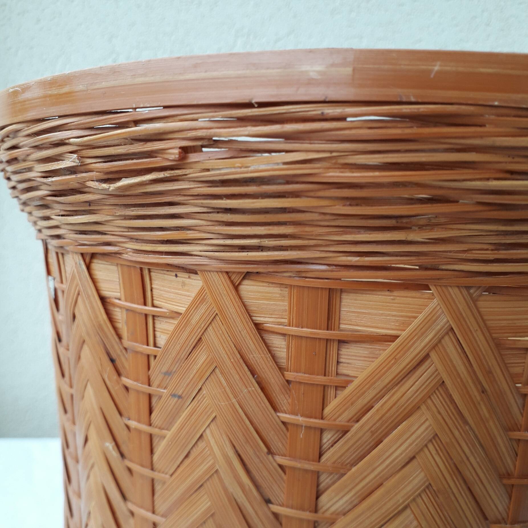 Wicker cache-pot