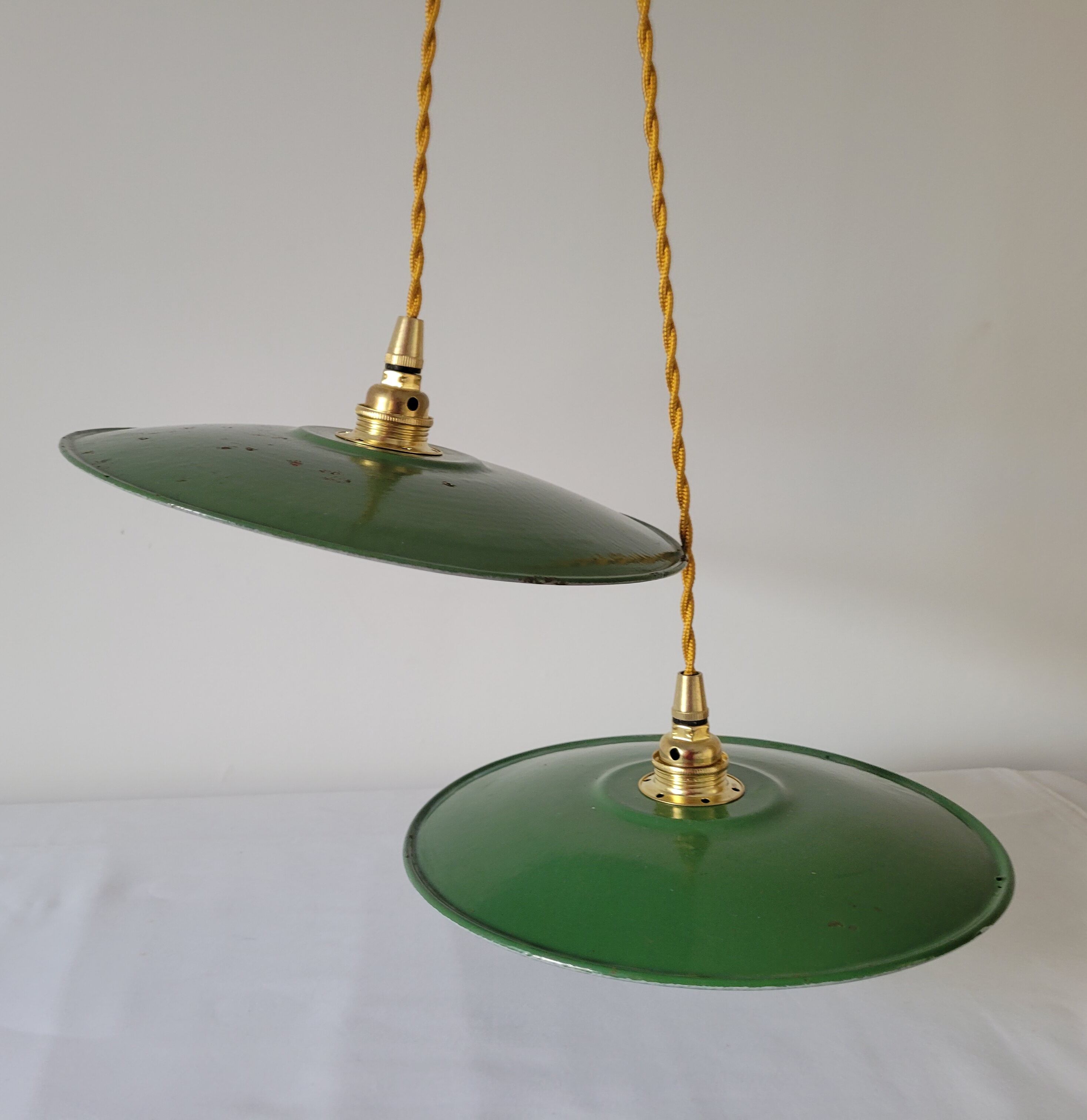 Pair of enamelled suspensions