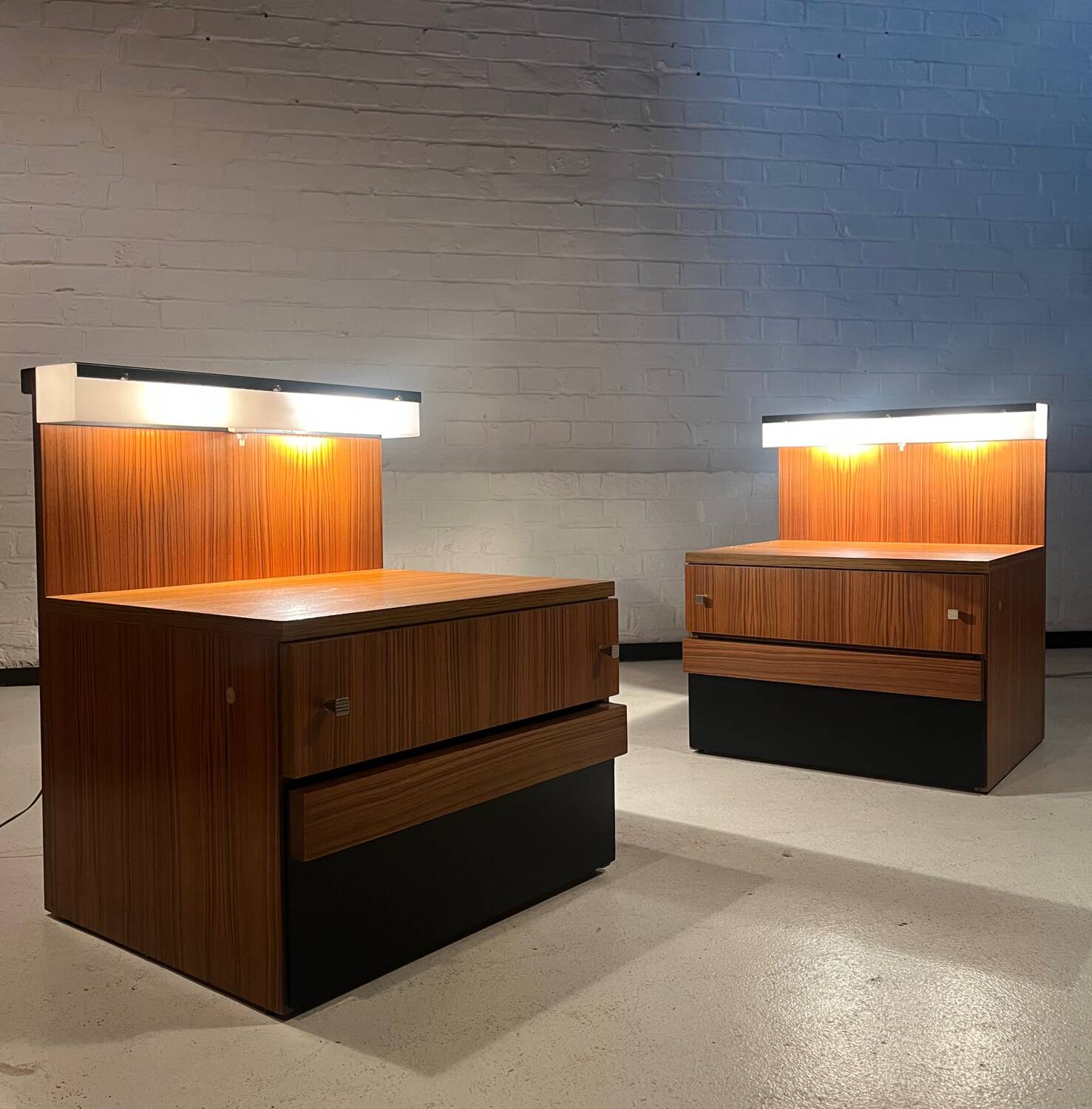 Paire de tables de chevets vintage