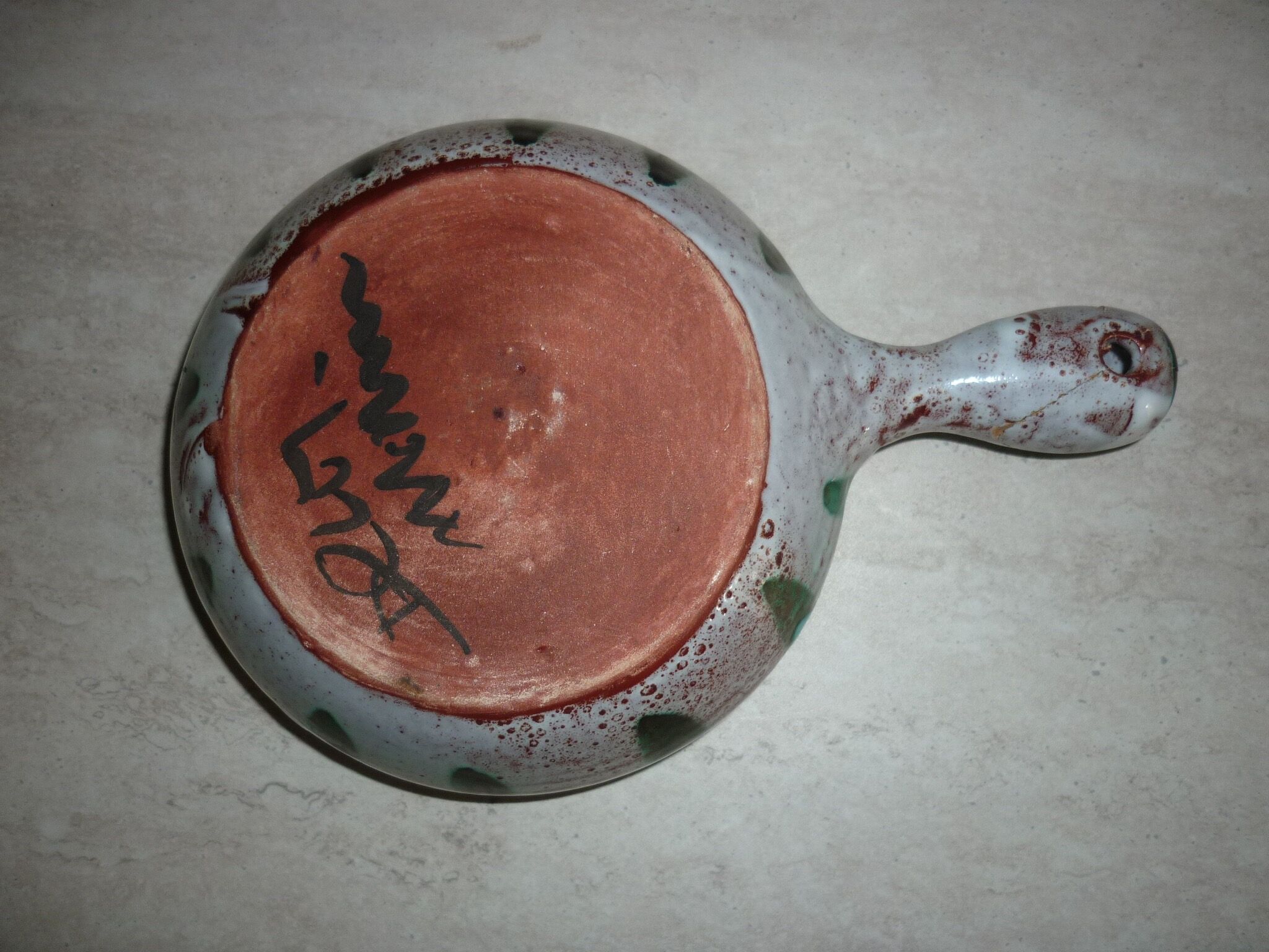 Frying pan with fat lava and ceramic fish decor
