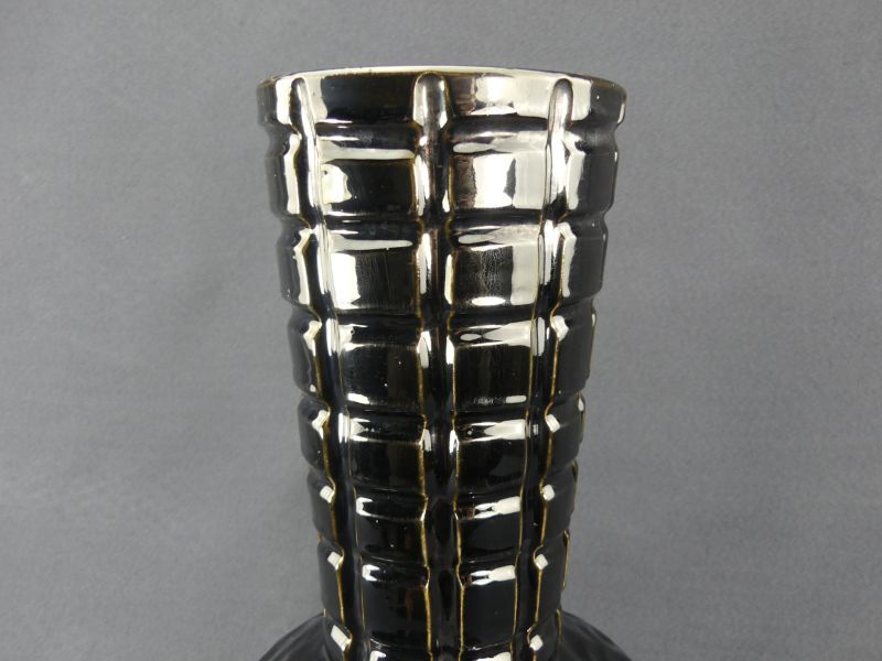 The Foulon, vase with iridescent black cover