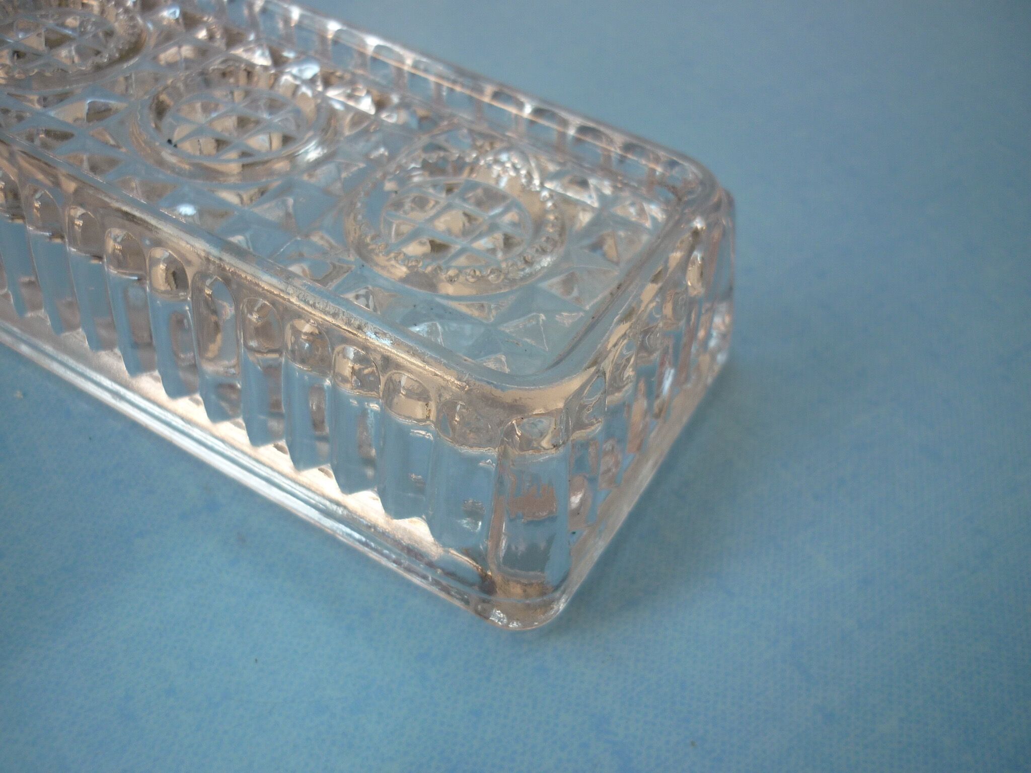 Plumier en verre moulé dentelé