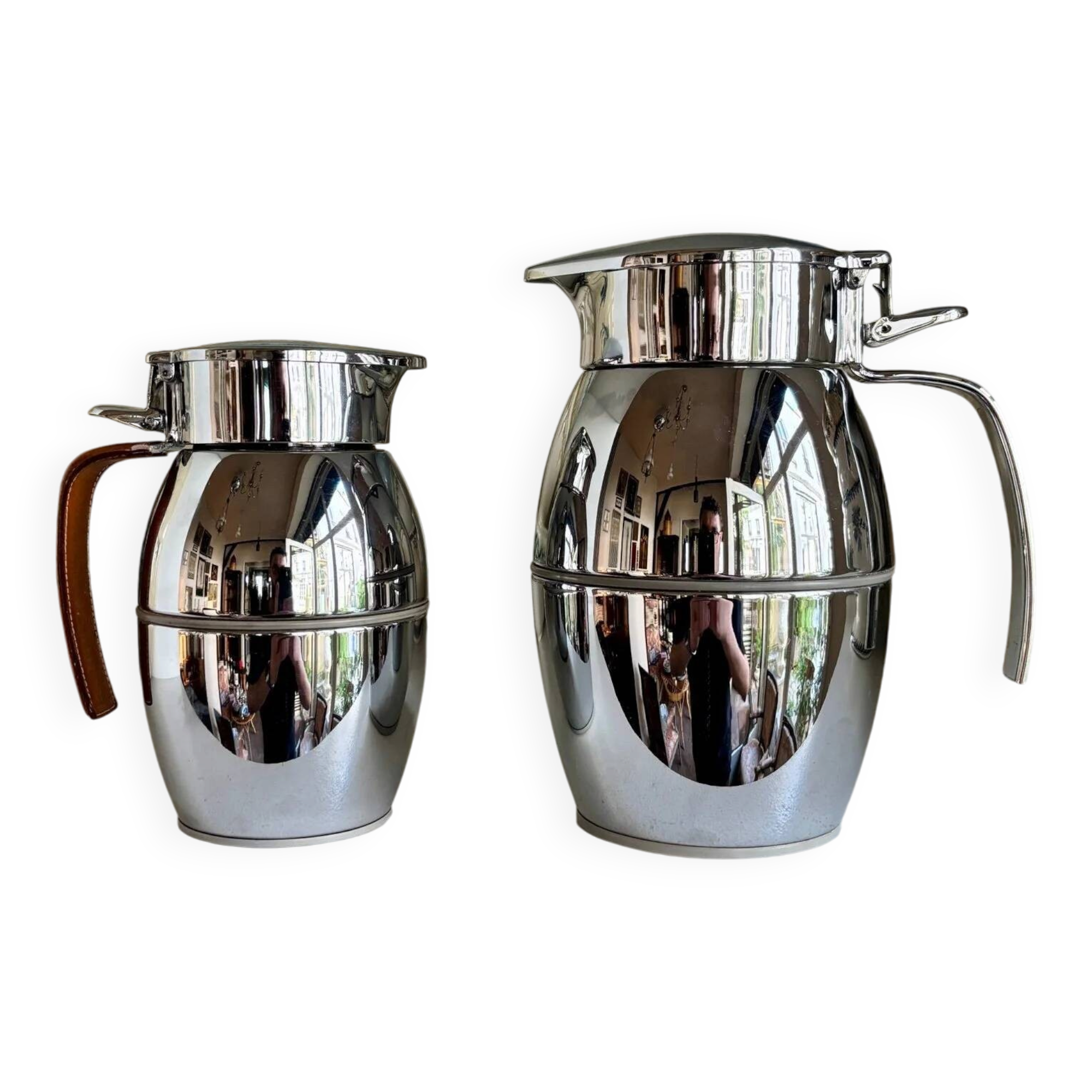 2 Hermès insulated jugs in chrome metal and covered leather.