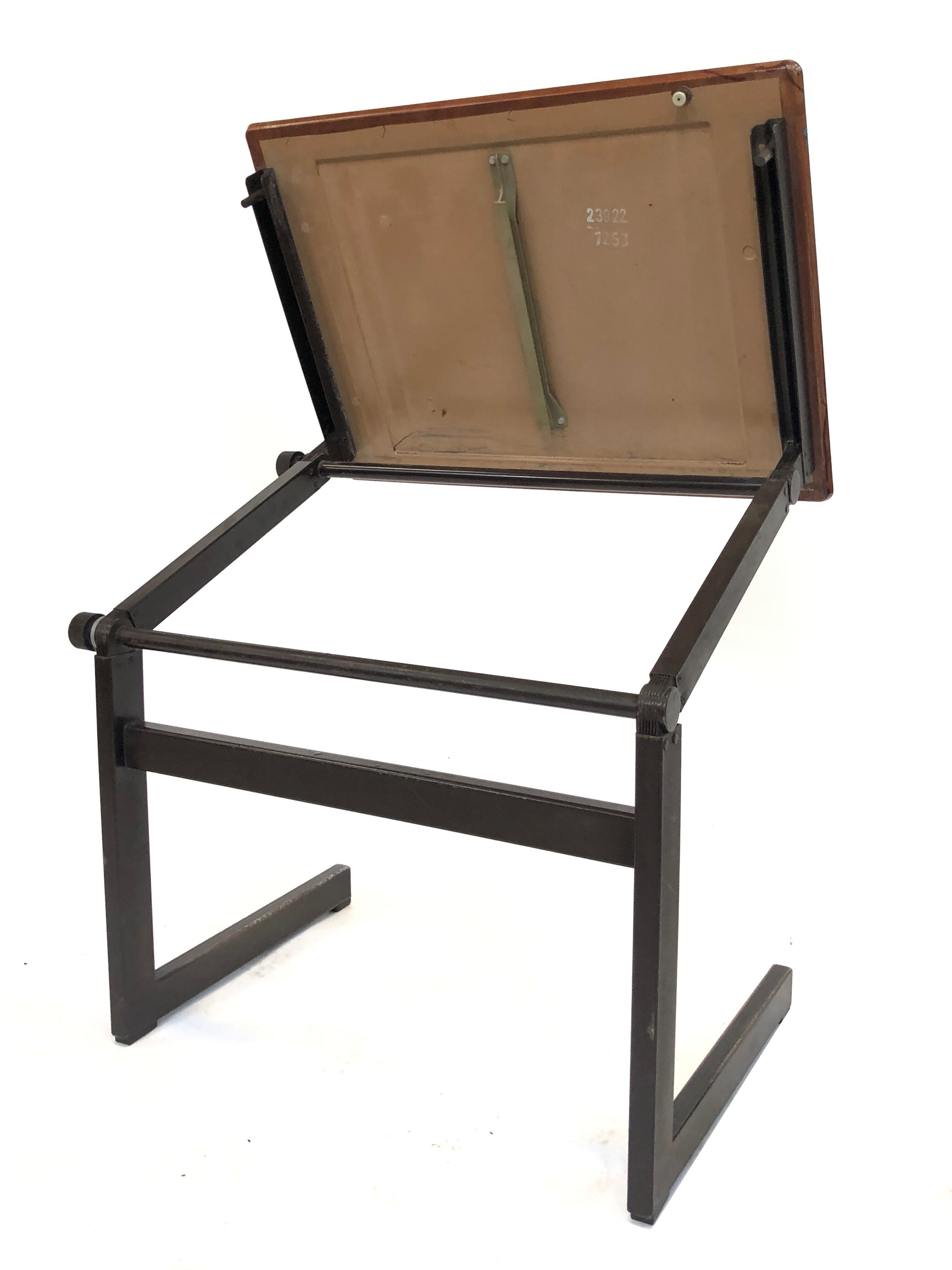 Bureau industriel des années 70 Pays-Bas Marko Galvanitas avec sa chaise