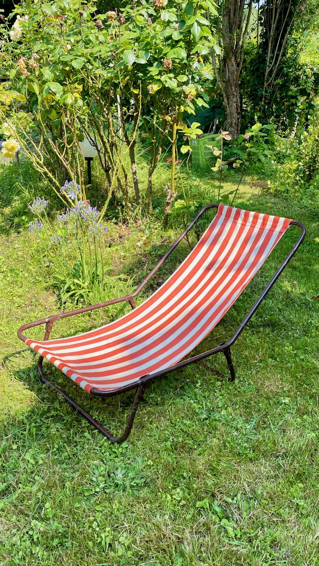 Vintage foldable nomadic deckchair