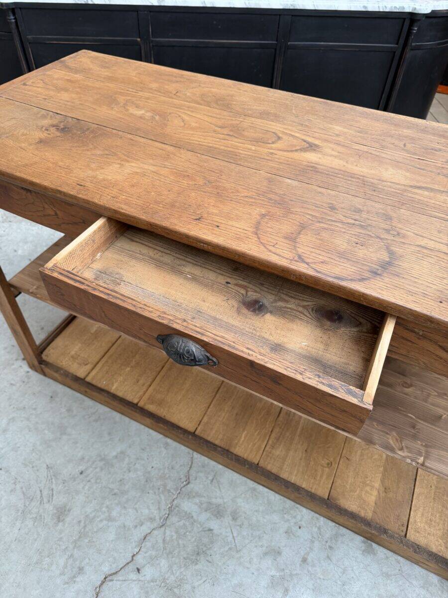 Glass-fronted oak counter from the 19th century.